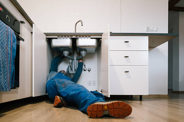 Professional Emergency Plumber technician working in Vicksburg, MS